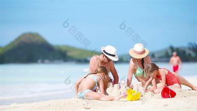 家庭使<strong>沙子城堡</strong>白色海滩夏天假期